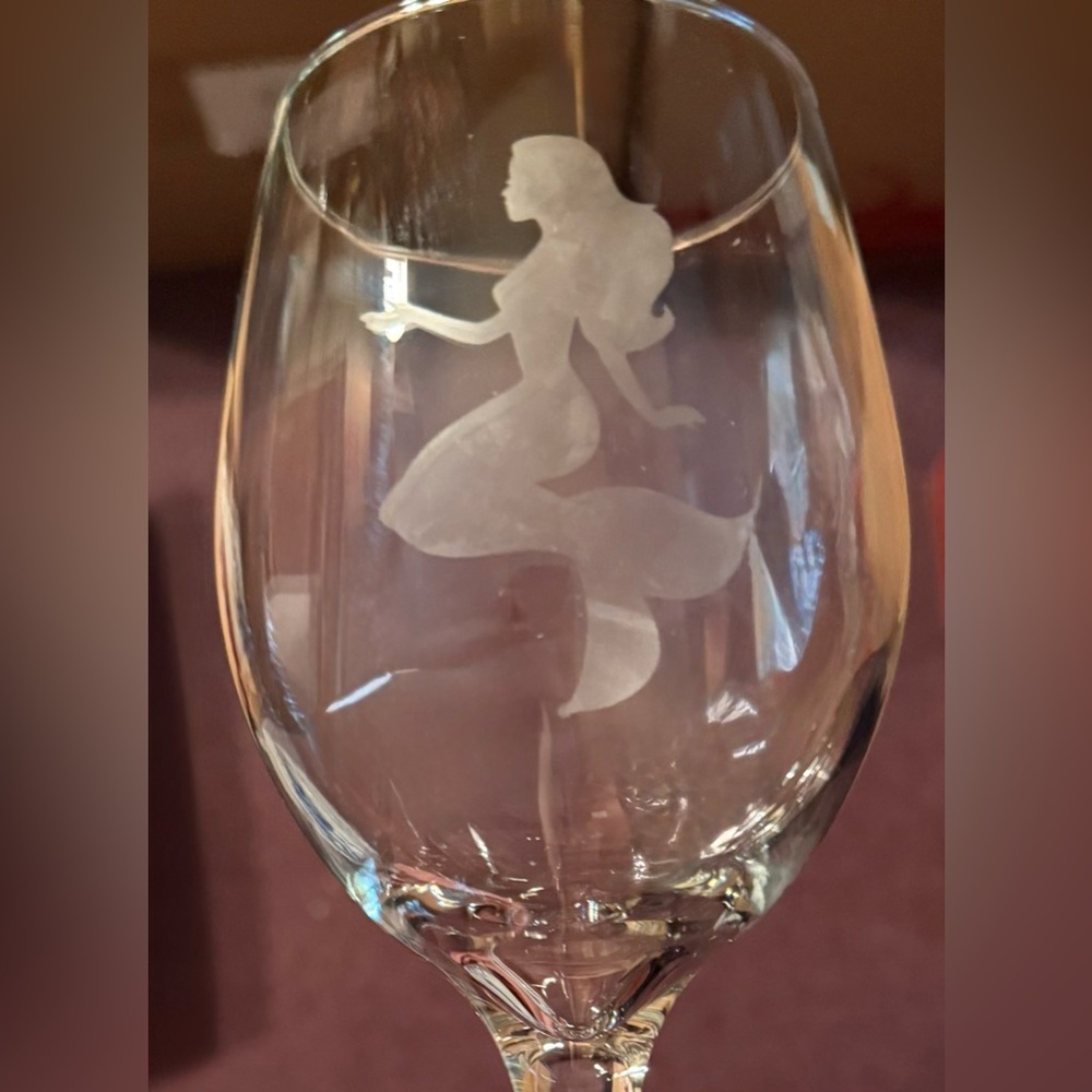 🧜‍♀️Mermaid  Wine glass …Etched mermaid. 18oz